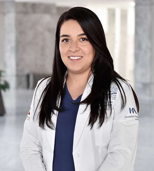 Es la foto de perfil de una nutrióloga en Querétaro de Hospital Angeles Centro Sur. Viste una bata blanca y una playera azul marino, está sonriendo.