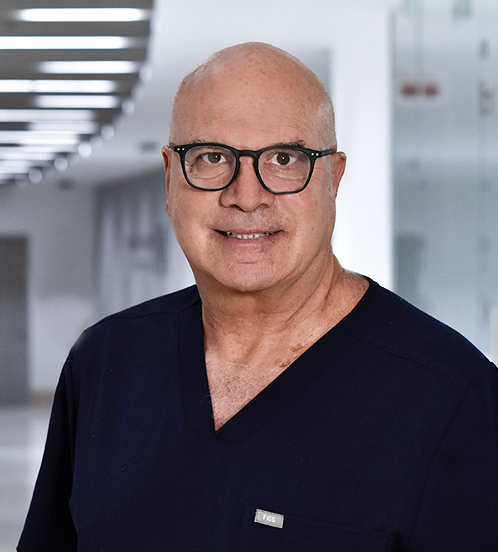 Es la foto de perfil de un ginecólogo y obstetra en Huixquilucan de Hospital Angeles Lomas. Usa un unifrome negro, con lentes cuadrados negros y es calvo.