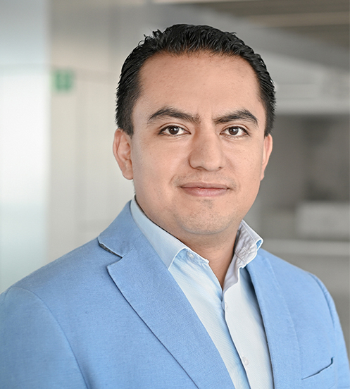 Es la foto de perfil de un cirujano general en Querétaro de Hospital Angeles Centro Sur. Viste un traje azul cielo con una camisa azul pastel.