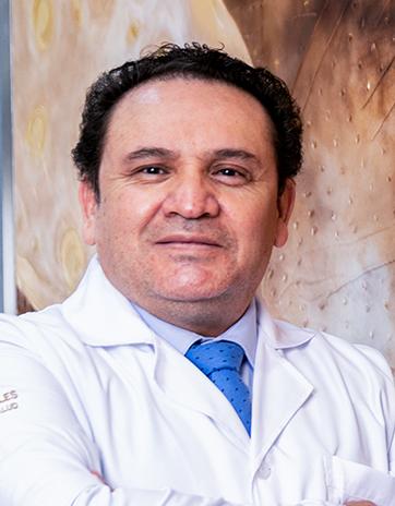 Es la foto de perfil de un ginecólogo oncólogo en León de Hospital Angeles León. Tiene una bata blanca, camisa azul cielo y corbata azul.