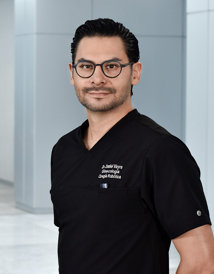 Es la foto de perfil de un especialista en reproducción asistida, ginecólogo y obstetra y especialista en biología de la reproducción en Ciudad de México de Hospital Angeles Universidad. Usa un uniforme médico negro y lentes. Tiene el cabello negro.