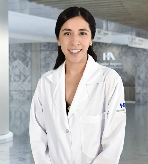 Es la foto de perfil de una audióloga y foniatra en Querétaro de Hospital Angeles Centro-sur. Usa una bata color blanco con una blusa azul. Tiene el cabello semi recogido y negro.