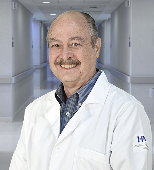 Es la foto de perfil de un radiólogo en Ciudad Juárez de Hospital Angeles Ciudad Juárez. Tiene bata blanca, camisa amarilla y está sonriendo.