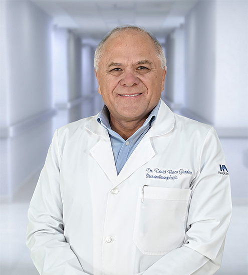 Es la foto de perfil de un otorrinolaringólogo en Ciudad Juárez de Hospital Angeles Ciudad Juárez. Tiene bata blanca y playera negra debajo.