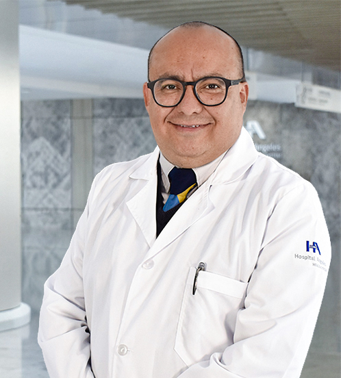 Es la foto de perfil de un ortopedista y traumatólogo en Querétaro de Hospital Angeles Centro Sur. Utiliza un traje negro con una camisa blanca con rayas finas negras y una corbata roja con lineas blancas y negras.