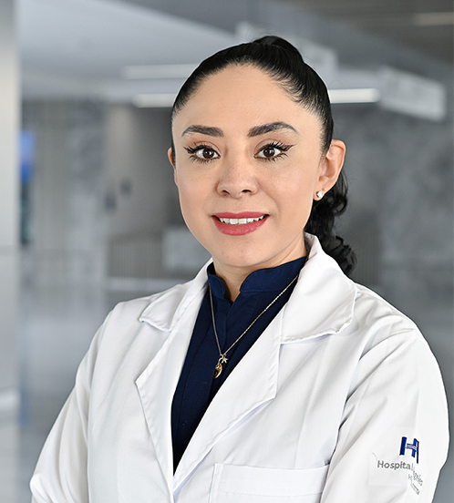 Es la foto de perfil de una oftalmóloga en Querétaro de Hospital Angeles Centro Sur. Tiene el cabello rizado, ojos grandes y un saco azul claro.