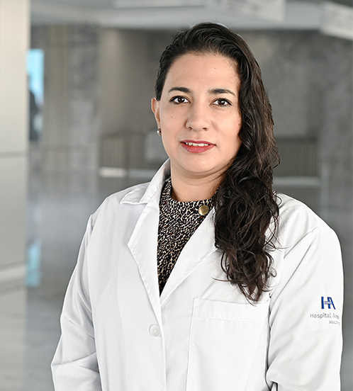 Es la foto de perfil de una ginecóloga y obstetra en Querétaro de Hospital Angeles Centro Sur. Usa una bata blanca con una blusa verde, su cabello es largo y oscuro.