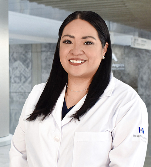 Es la foto de perfil de una otorrinolaringóloga en Querétaro de Hospital Angeles Centro-sur. Usa una bata blanca con un uniforme médico azul. Tiene puesto accesorios de color plata. Tiene el cabello corto y lacio color negro.