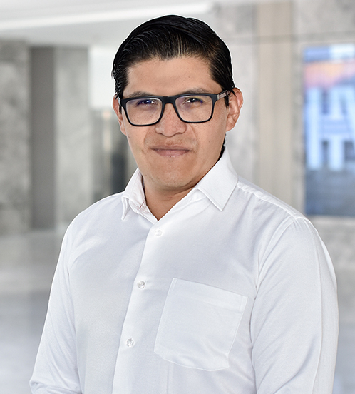 Es la foto de perfil de un reumatólogo en Querétaro de Hospital Angeles Centro Sur. Usa una camisa blanca y lentes cuadrados con el marco negro.