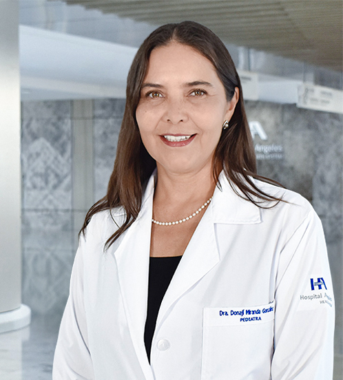 Es la foto de perfil de un pediatra en Querétaro de Hospital Angeles Centro Sur. Usa una blusa blanca, collar dorado, cabello a los hombros y está sonriendo.