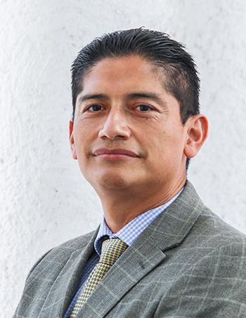 Es la foto de perfil de un ortopedista y traumatólogo pediátrico en León de Hospital Angeles León. Viste un saco gris con uan camisa y una corbata gris con puntos amarillos.