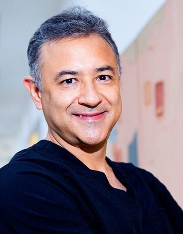 Es la foto de perfil de un endoscopista especialista en cirugía general en Ciudad de México de Hospital Angeles Lindavista. Tiene el cabello canoso. Está sonriendo. 