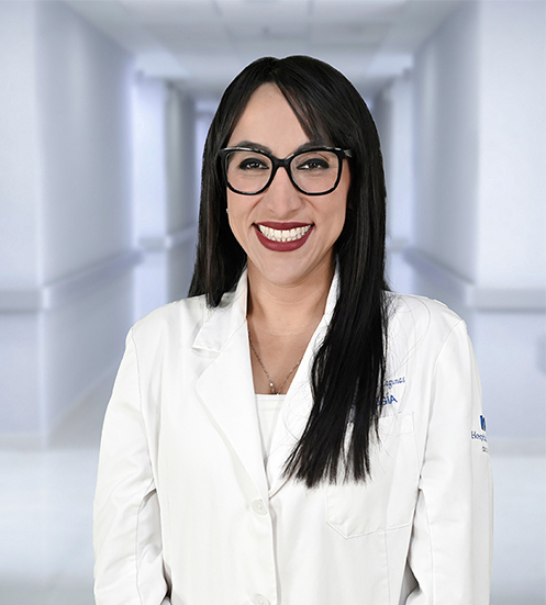 Es la foto de perfil de una nefróloga en Ciudad Juárez de Hospital Angeles Ciudad Juárez. Usa un traje gris con cuadros y blusa negra. Tiene lentes y cabello negro.