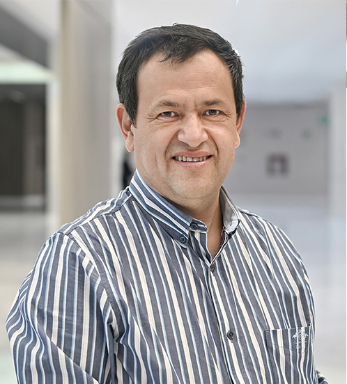 Es la foto de perfil de un anestesiólogo en Querétaro de Hospital Angeles Centro Sur. Usa una camisa gris con rayas verticales blancas.