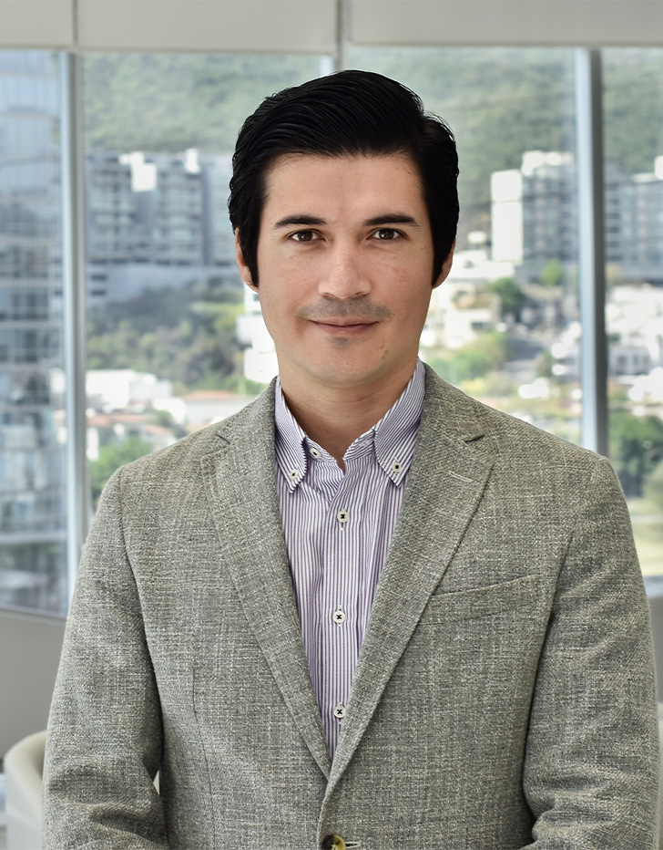 Es la foto de perfil de un ortopedista y traumatólogo en San Pedro Garza de Hospital Angeles Valle Oriente. Usa un saco gris y una camisa de rayas. Tiene el cabello negro y está sonriendo.