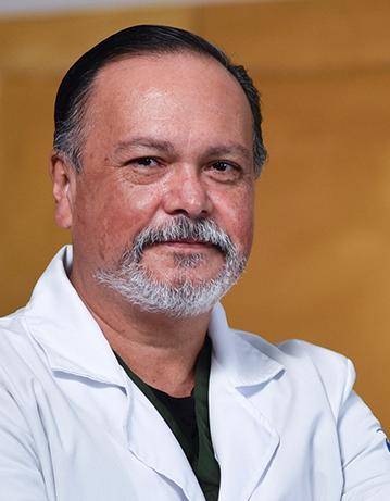 Es la foto de perfil de un otorrinolaringólogo en Villahermosa de Hospital Angeles Villahermosa. Usa una bata blanca. Tiene el cabello negro y la barba gris.