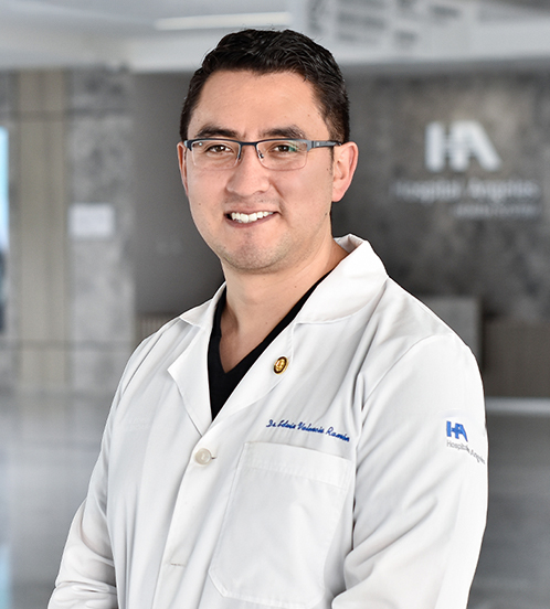 Es la foto de perfil de un ortopedista y traumatólogo en Querétaro de Hospital Angeles Centro Sur. está sonriendo, tiene lentes y una bata blanca.