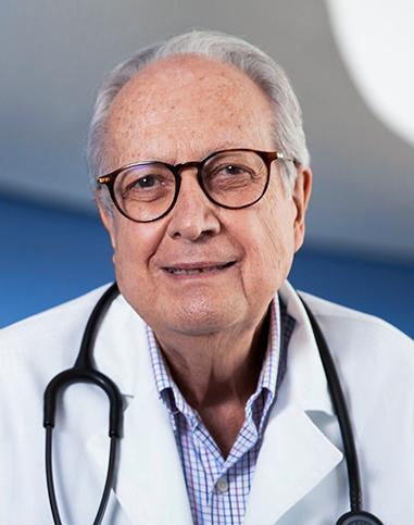Es la foto de perfil de un reumatólogo y médico interno en Huixquilucan de Hospital Angeles Lomas. Es canoso, tiene lentes y usa una bata blanca. 
