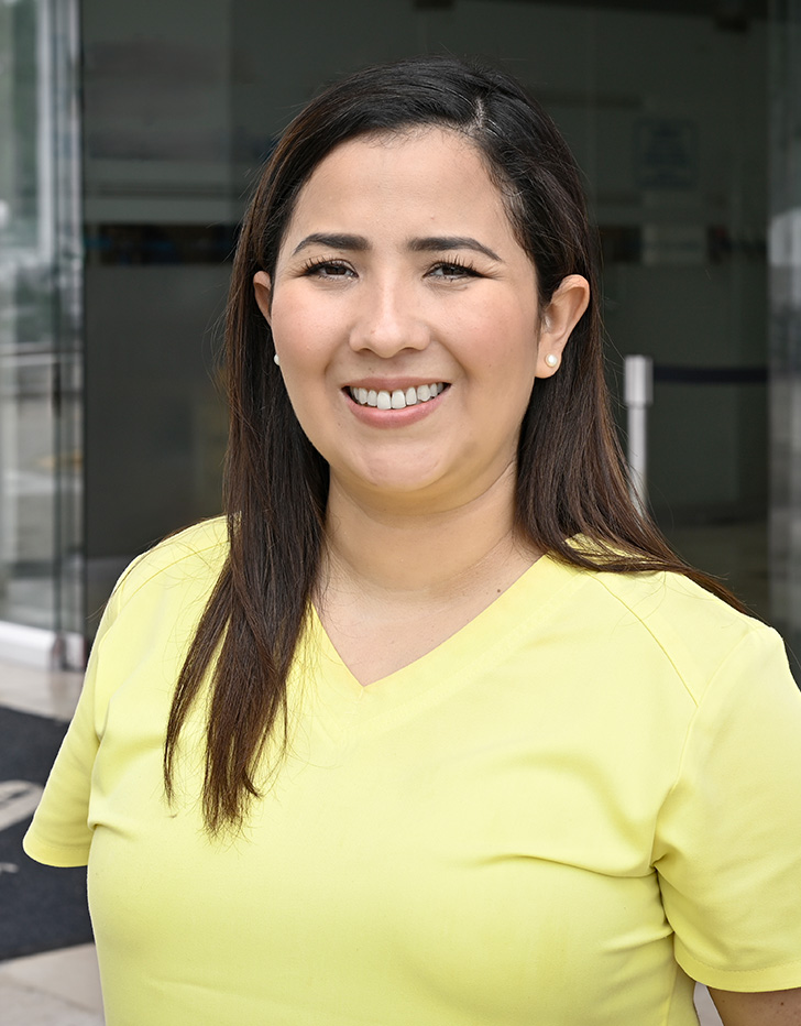 Es la foto de perfil de una especialista en medicina crítica pediátrica y pediátra en Villahermosa de Hospital Angeles Villahermosa. Usa una bata blanca. Tiene el cabello café y ondulado. Tiene los brazos cruzados y está sonriendo.