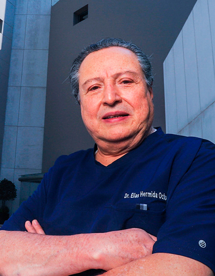 Es la foto de perfil de un ortopedista y traumatólogo en Huixquilucan de Hospital Angeles Lomas. Usa un uniforme azul marino, tiene cabello canoso.