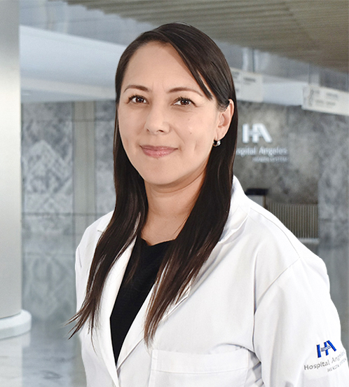 Es la foto de perfil de una oftalmóloga en Querétaro de Hospital Angeles Centro Sur. Usa un saco negro con detalles café y una blusa negra. Tiene el cabello debajo de los hombros.