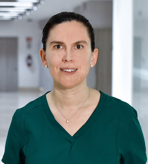 Es la foto de perfil de una hepatóloga y gastroenteróloga en Huixquilucan de Hospital Angeles Lomas. Usa una blusa oscura, con cuello V, es de tez blanca, está sonriendo y usa aretes de perlas. 