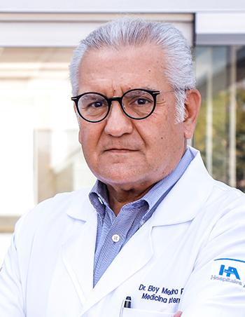 Es la foto de perfil de un internista en Guadalajara de Hospital Angeles Del Carmen. Utiliza una bata blanca y una camisa azul.