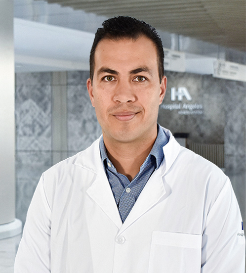 Es la foto de perfil de un nefrólogo en Querétaro de Hospital Angeles Centro Sur. El doctor está sonriendo ligeramente y usa una camisa azul cielo.