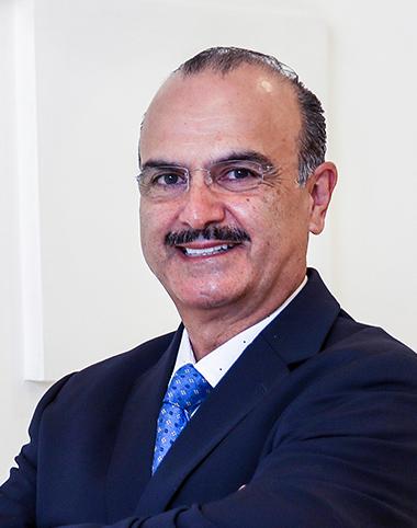 Es la foto de perfil de un odontólogo en León de Hospital Angeles León. Utiliza un saco negro, camisa blanca y corbata azul.