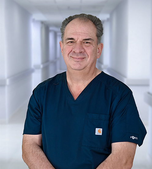 Es la foto de perfil de un pediatra e infectólogo en Ciudad Juárez de Hospital Angeles Ciudad Juárez. Es canoso tiene cejas pobladas y camisa blanca. 