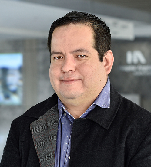 Es la foto de perfil de un internista en Querétaro de Hospital Angeles Centro Sur. Usa un saco de pana negro con una camisa azul.