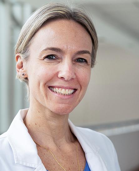 Es la foto de perfil de una pediatra en Huixquilucan de Hospital Angeles Lomas. Usa una bata blanca, está sonriendo, es de tez blanca y cabello rubio.