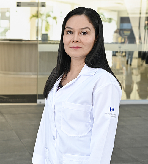 Es la foto de perfil de una otorrinolaringóloga en Ciudad de México de Hospital Angeles. está vestida con una bata blanca, la doctora tiene el cabello largo, negro y con ondas, lleva un maquillaje neutro con labios vino.