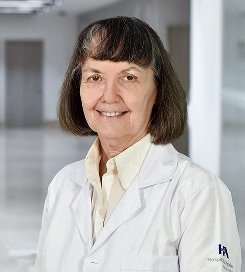 Es la foto de perfil de una hematóloga en Huixquilucan de Hospital Angeles Lomas. Usa bata blanca, tiene camisa amarilla pastel, cabello corto y fleco.