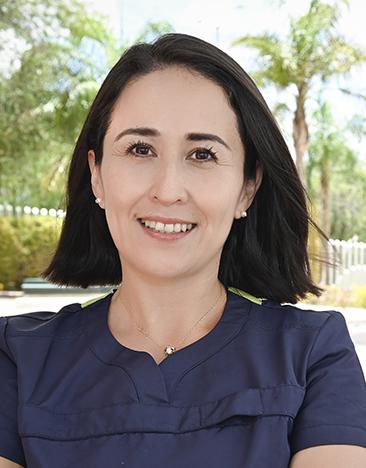 Es la foto de perfil de una inmunóloga y alergóloga pediátrica en León de Hospital Angeles León. Utiliza un uniforme azul marino, tiene el cabello corto y oscuro.