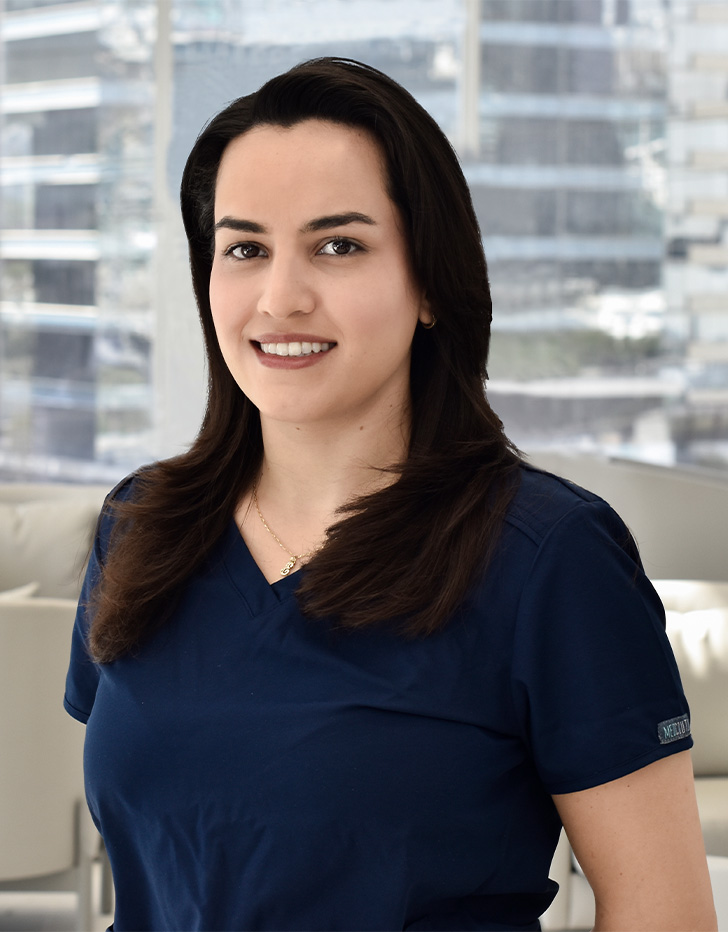 Es la foto de perfil de una uróloga en San Pedro Garza de Hospital Angeles Valle Oriente. Usa un uniforme médico color azul oscuro. Tiene el cabello largo y negro.