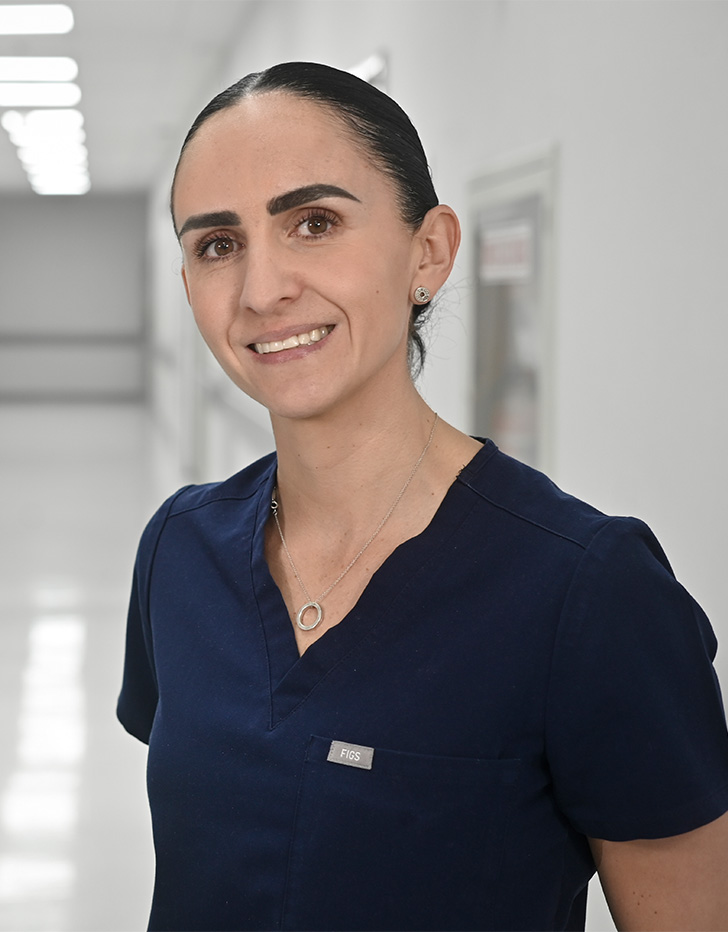 Es la foto de perfil de una coloproctóloga y cirujana general en Ciudad de México de Hospital Angeles Universidad. Usa un uniformr m´rdico color azul oscuro. Tiene el cabello negro y está recogido.