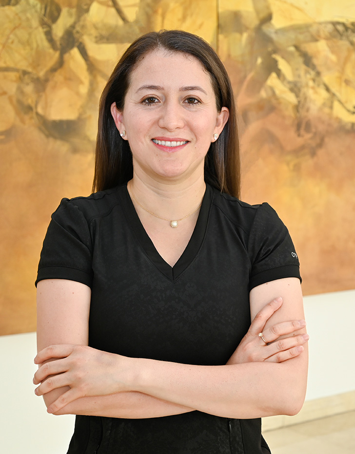 Es la foto de perfil de una ginecóloga y obstetra en Ciudad Juárez de Hospital Angeles Ciudad Juárez. La doctora viste una blusa de manga corta negra con cuello V y cabello largo lacio.