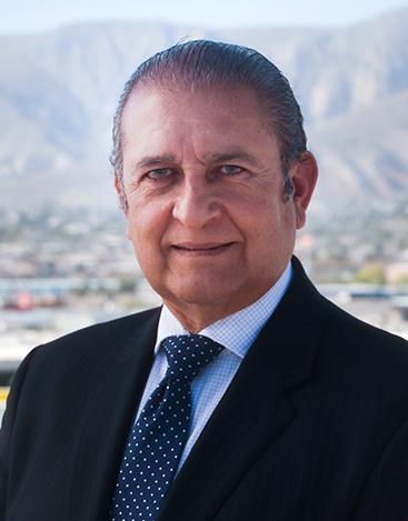 Es la foto de perfil de un internista y cirujano genral en Torreón de Hospital Angeles Torreón. Usa un saco color negro con una corbata azul y una camisa azul claro.