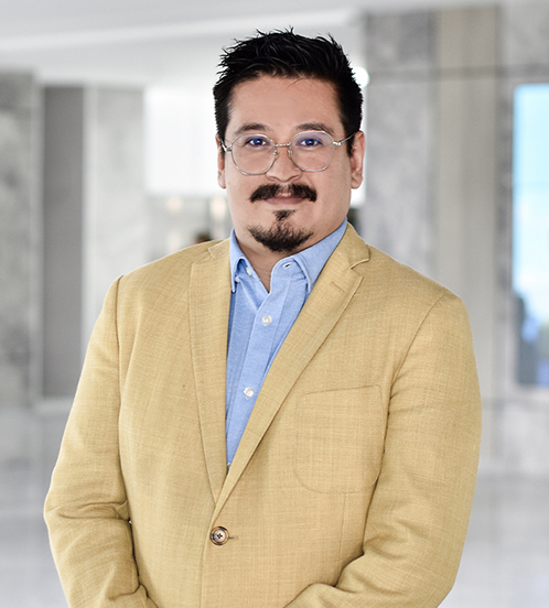 Es la foto de perfil de un geriatra en Querétaro de Hospital Angeles Centro Sur. Usa un saco formal beige y una camisa azul cielo, tiene bigote y cabello oscuro.