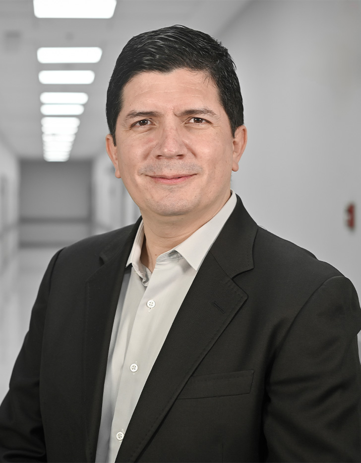 Es la foto de perfil de un ortopedista y traumatólogo en Ciudad de México de Hospital Angeles Universidad. Usa un saco negro con camisa color crema. Tiene el cabello negro.