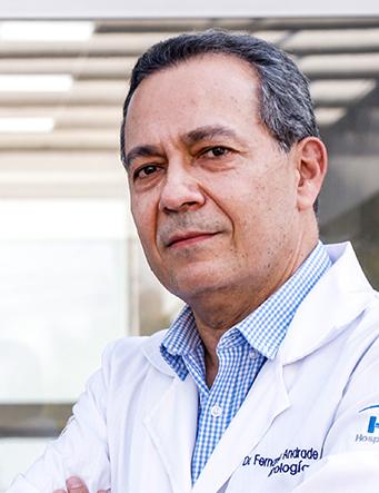 Es la foto de perfil de un urólogo en Guadalajara de Hospital Angeles Del Carmen. Utiliza una bata blanca con una camisa azul cielo y rayas blancas verticales. 