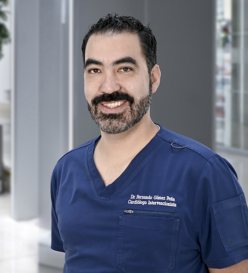 Es la foto de perfil de un cardiólogo especialista en cardiología intervencionista en Huixquilucan de Hospital Angeles Lomas. El doctor está de pie en un pasillo del hospital. 