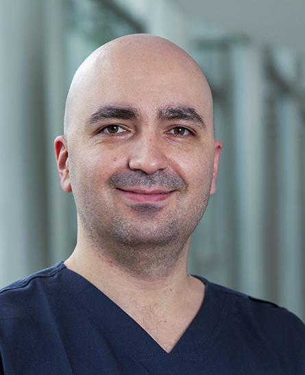 Es la foto de perfil de un cardiólogo intervencionista en Huixquilucan de Hospital Angeles Lomas. Tiene cejas pobladas, es de tez blanca y está sonriendo. 