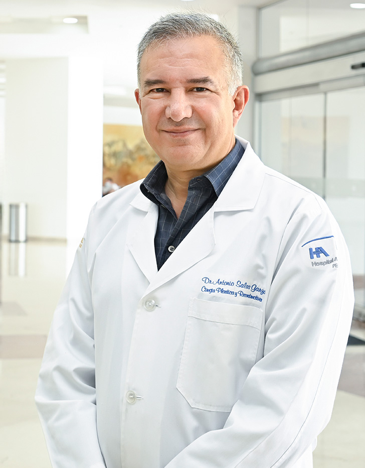 Es la foto de perfil de un cirujano plástico en Ciudad Juárez de Hospital Angeles Ciudad Juárez. El doctor viste una bata blanca y una camisa.