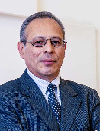 Es la foto de perfil de un cirujano oncológico en León de Hospital Angeles León. Utiliza un saco azul marino con una camisa blanca y corbata azul marino. Tiene lentes y está sonriendo.