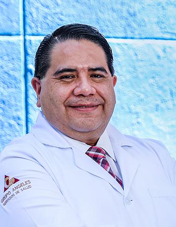 Es la foto de perfil de un ortopedista y traumatólogo en León de Hospital Angeles León. Viste una bata blanca con una camisa blanca y una corbata roja con detalles en blanco y negro.