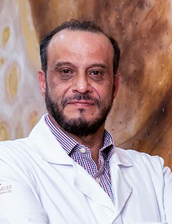 Es la foto de perfil de un cardiólogo en León de Hospital Angeles León. Usa una bata blanca con camisa.