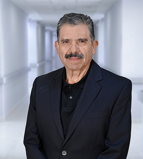 Es la foto de perfil de un ortodoncista especializado en odontología pediátrica en Ciudad Juárez de Hospital Angeles Ciudad Juárez. El doctor viste un saco negro, camisa blanca y corbata. 