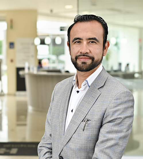 Es la foto de perfil de un internista en Ciudad de México de Hospital Angeles. Usa una camisa blanca con un saco color gris con cuadros. Tiene el cabello y barba negro. Está de perfil.